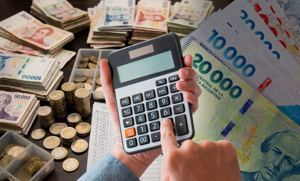 monedas billetes hombre economia